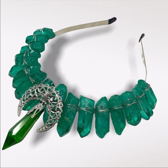 🆕 Green Dyed Quartz Crystal Crown With Silver Tone Moon + Point - Picture 1 of 3